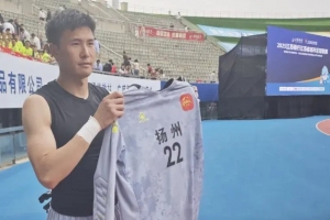 苏州东吴门将李新宇19日中甲比赛结束后，20日将驰援苏超扬州队