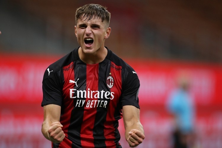 db真人官网-记者：帕尔马非常喜欢米兰前锋科隆博，同时也初步考察了小西蒙尼