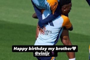 维尼修斯今日迎25岁生日，贝林厄姆社媒晒两人合照送生日祝福